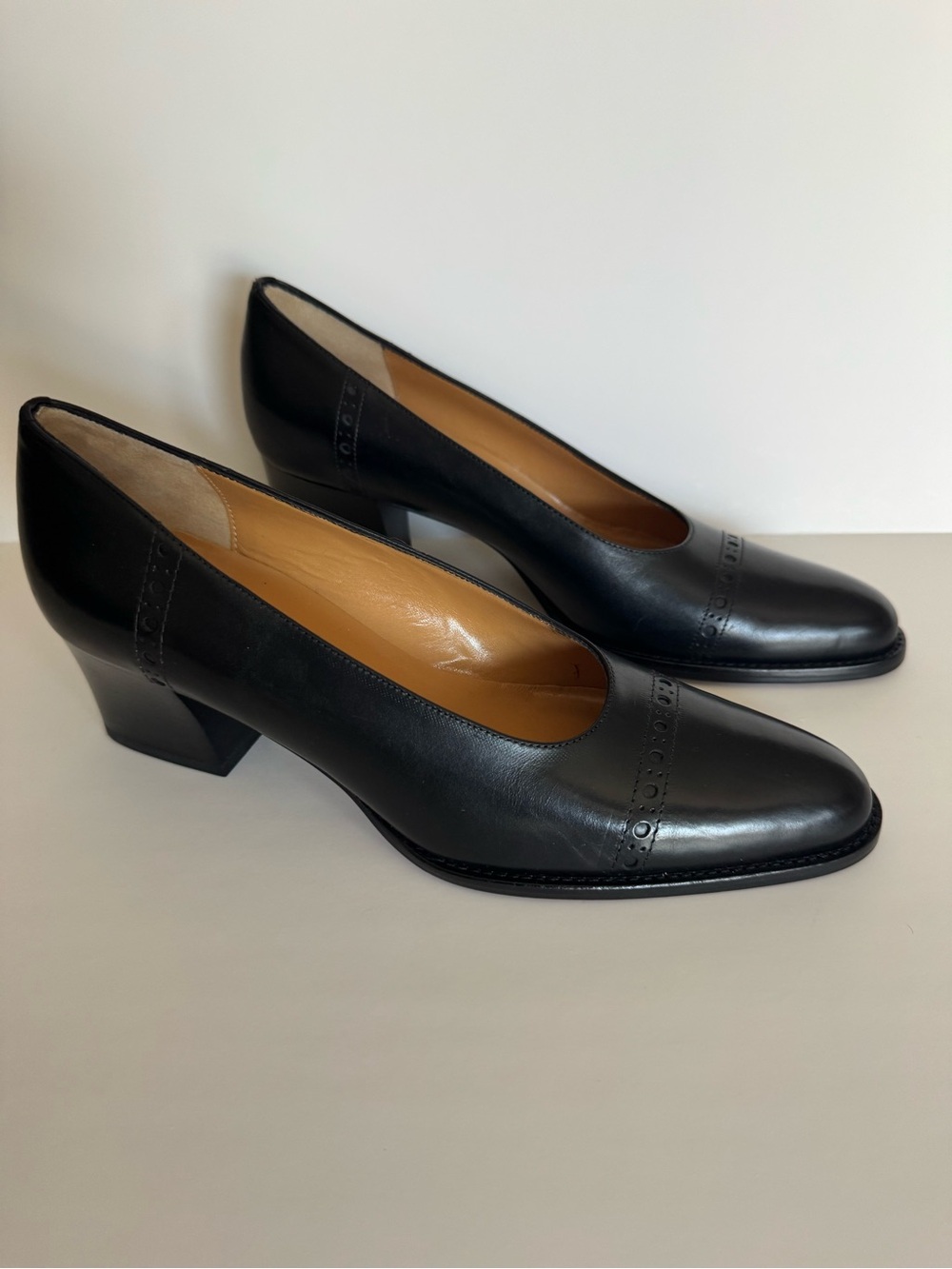 Ann Taylor Black Leather Brogue Oxford Pumps Block Heel NWOB Never Worn